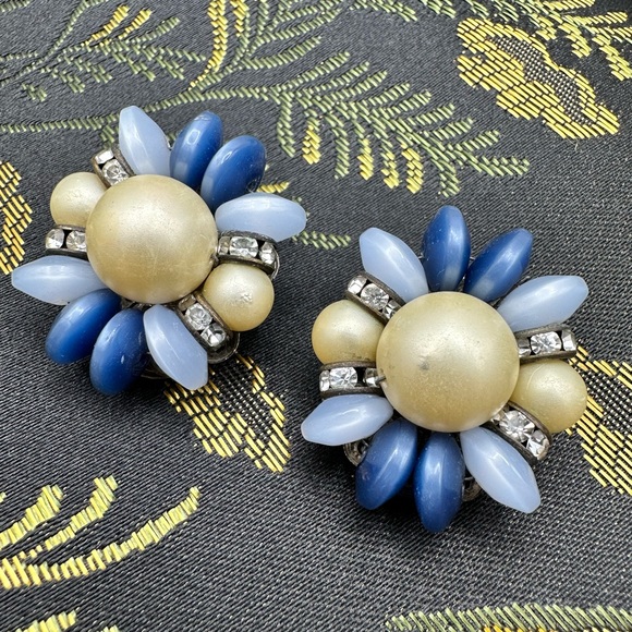 Vintage light blue and blue faux pearl with rhinestone clip earrings - Picture 1 of 5